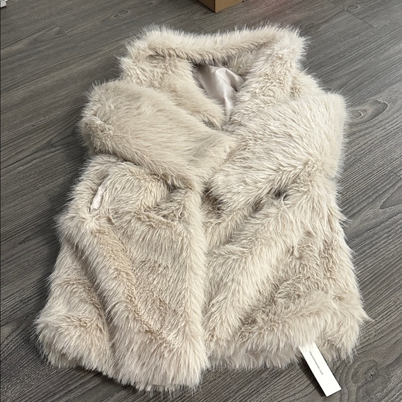 Oversized Fuzzy Women Faux Fur Coat - Picture 6 of 6